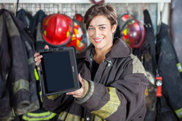 Feuerwehr Frau mit Tablet in der Hand