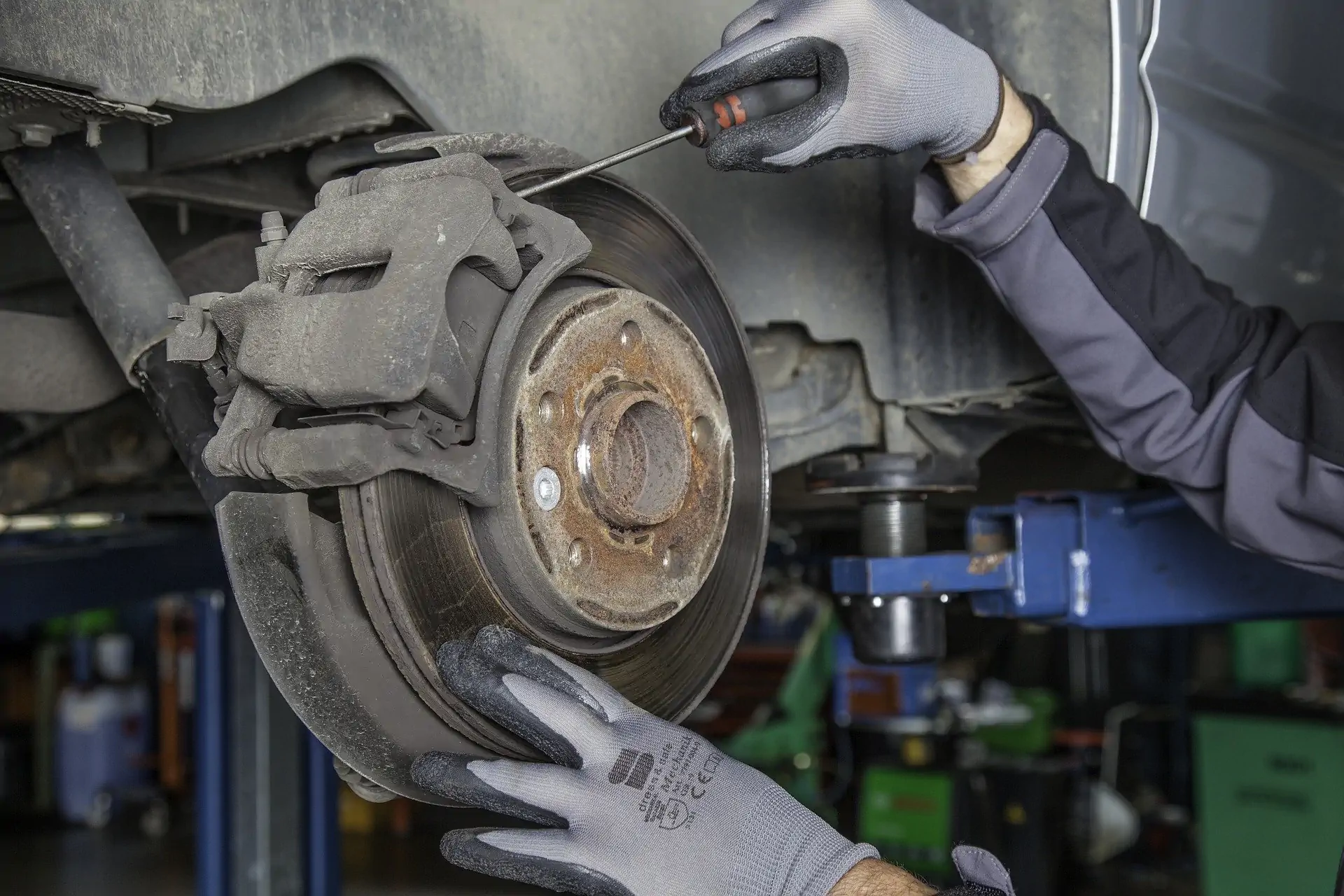 Bremsscheibe in der Kfz-Werkstatt als Beispiel für Bremsstaub und Öl am Arbeitsplatz